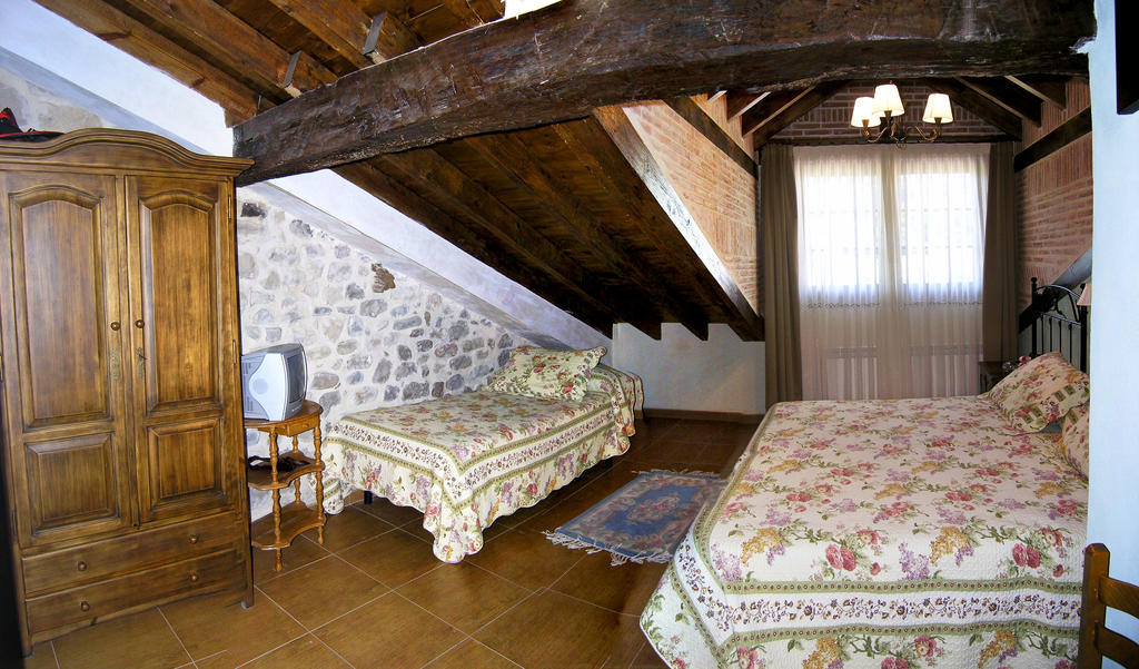 Hotel Casa Paulino Corrales De Buelna Habitación foto